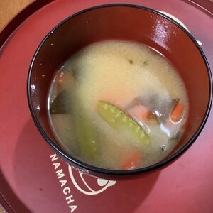 大根にんじん絹さやの味噌汁